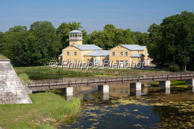 estonie 20.JPG - Estonie, comté de Saare, Ile de Saaremaa, Kuressaare, belles demeures de bois près du château épiscopal